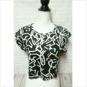 ⤵$13 Zara Womens Crop Top Sz M Black/White Print